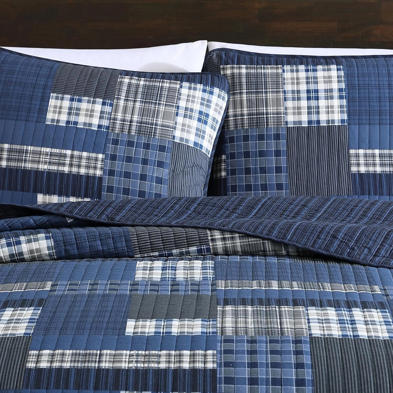 Eddie Bauer - King Quilt Set, Reversible Cotton Bedding with Matching Shams, Lightweight Home Decor for All Seasons (Eastmont Navy, King)