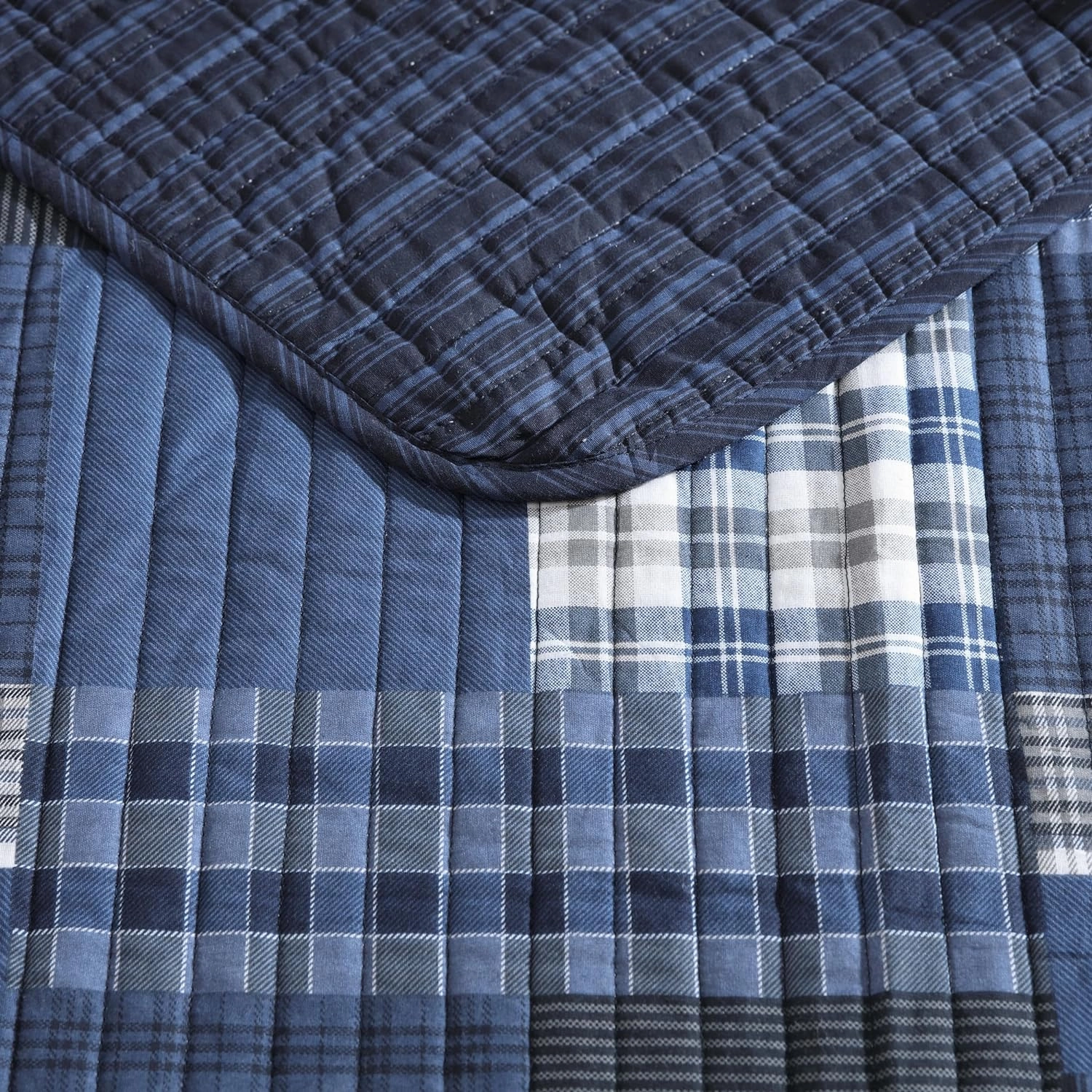 Eddie Bauer - King Quilt Set, Reversible Cotton Bedding with Matching Shams, Lightweight Home Decor for All Seasons (Eastmont Navy, King)
