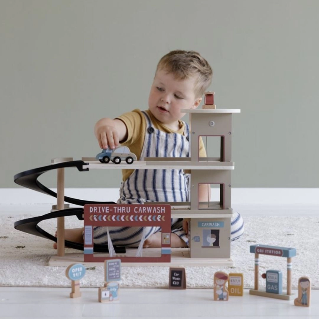 Little Dutch: Railway Extension - Garage