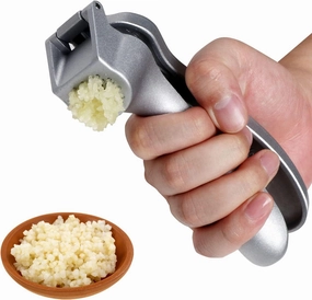 Pαmperεd Chεf Garlic Press, Garlic Mincer Easy-squeeze Ergonomic Handle, No Need To Peel, Rust Proof, Professional Ginger Press & Garlic Crusher with Handy Cleaning Brush- Dishwasher Safe