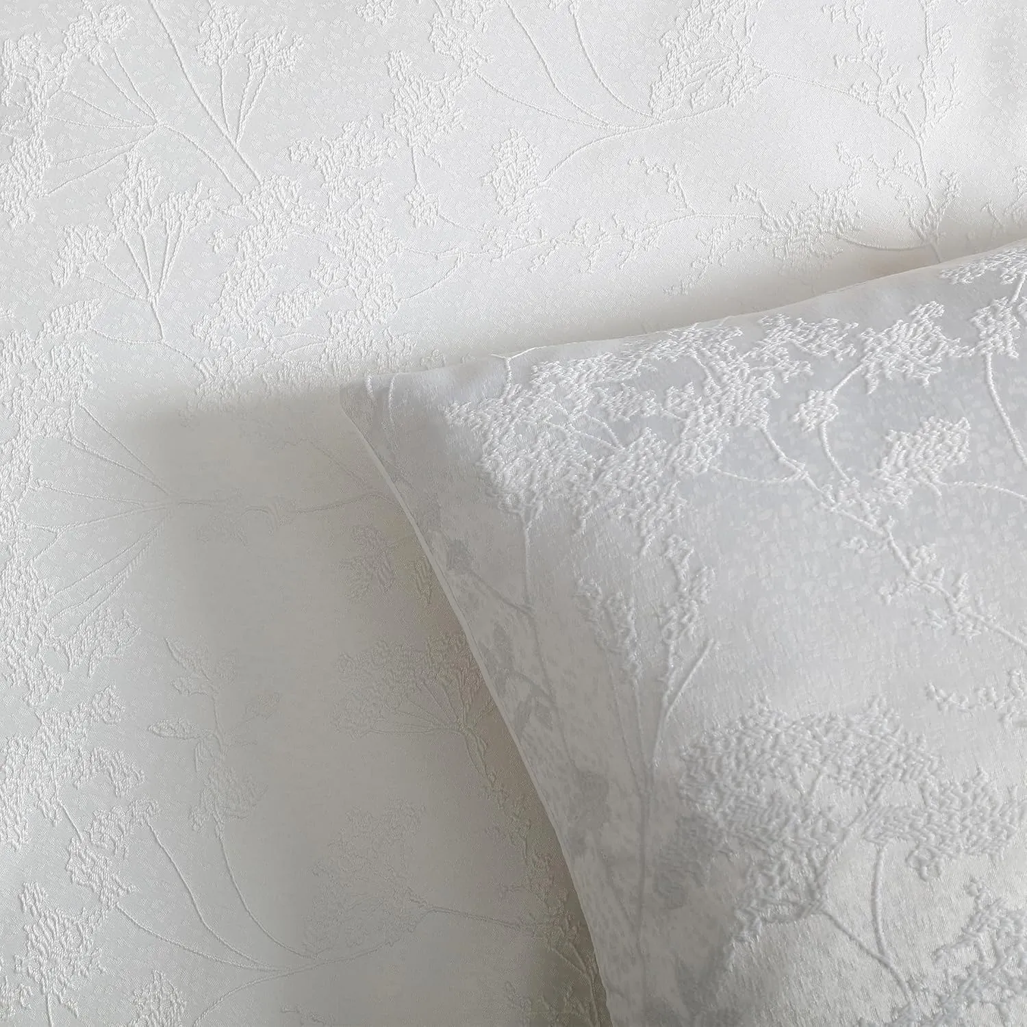 TAHARI Home - Queen Size Comforter, 5-Piece Jacquard Bedding Set with Matching Shams & Decorative Pillows (Nikka Collection, Coconut Milk)