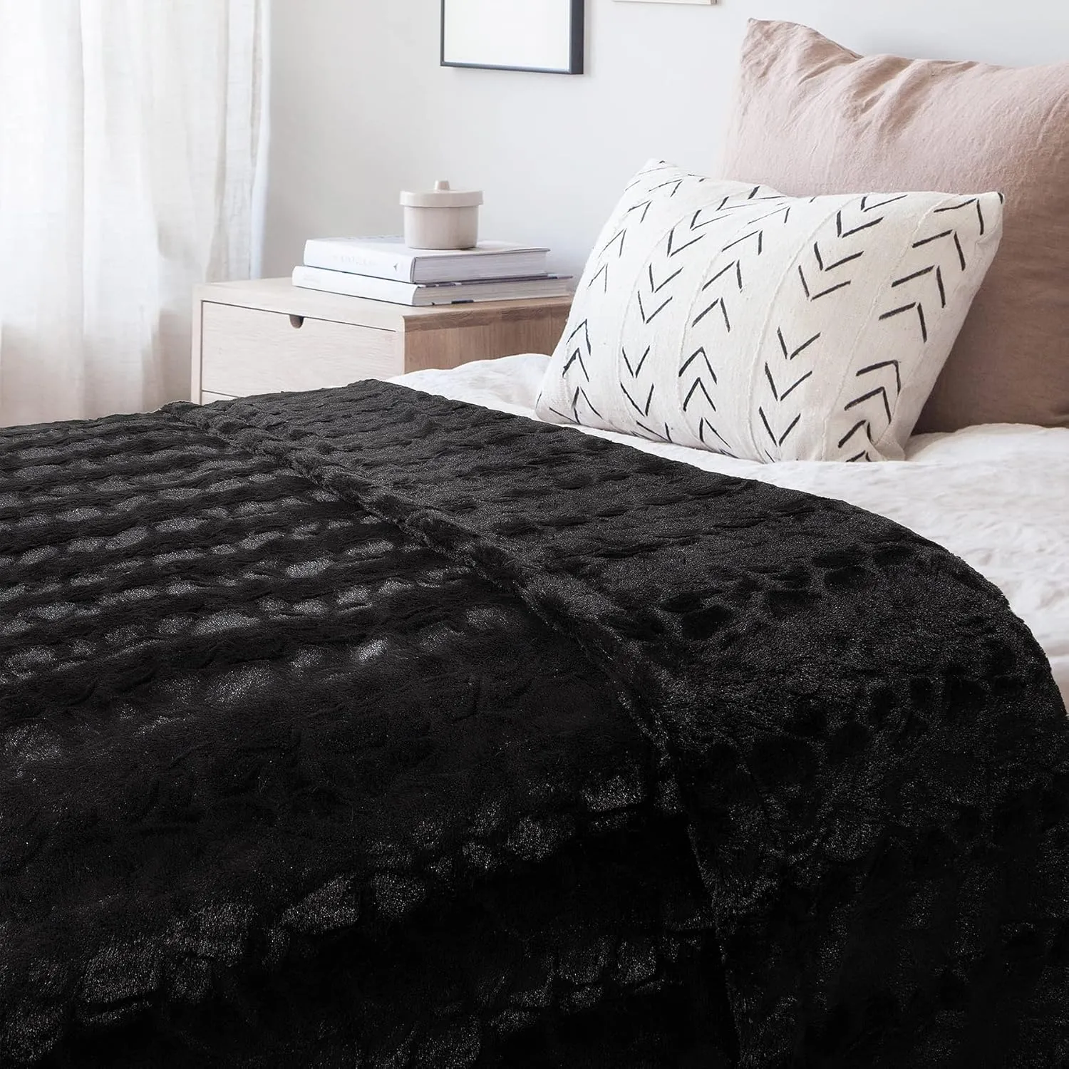 TOONOW Faux Fur Luxury Throw Blanket,Double Side Soft Fluffy Shaggy Fuzzy Blanket for Couch Sofa Bed (Black, Throw)